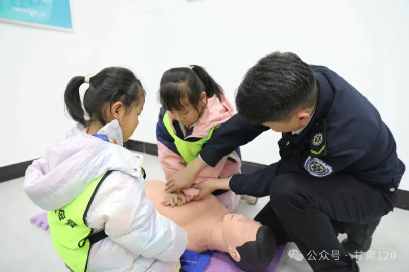 急救科普点亮寒假 生命守护“从娃娃抓起”——省紧急医疗救援中心联合多家单位成功举办“1.20”国家急救日倡议暨“急救科普开放日”活动